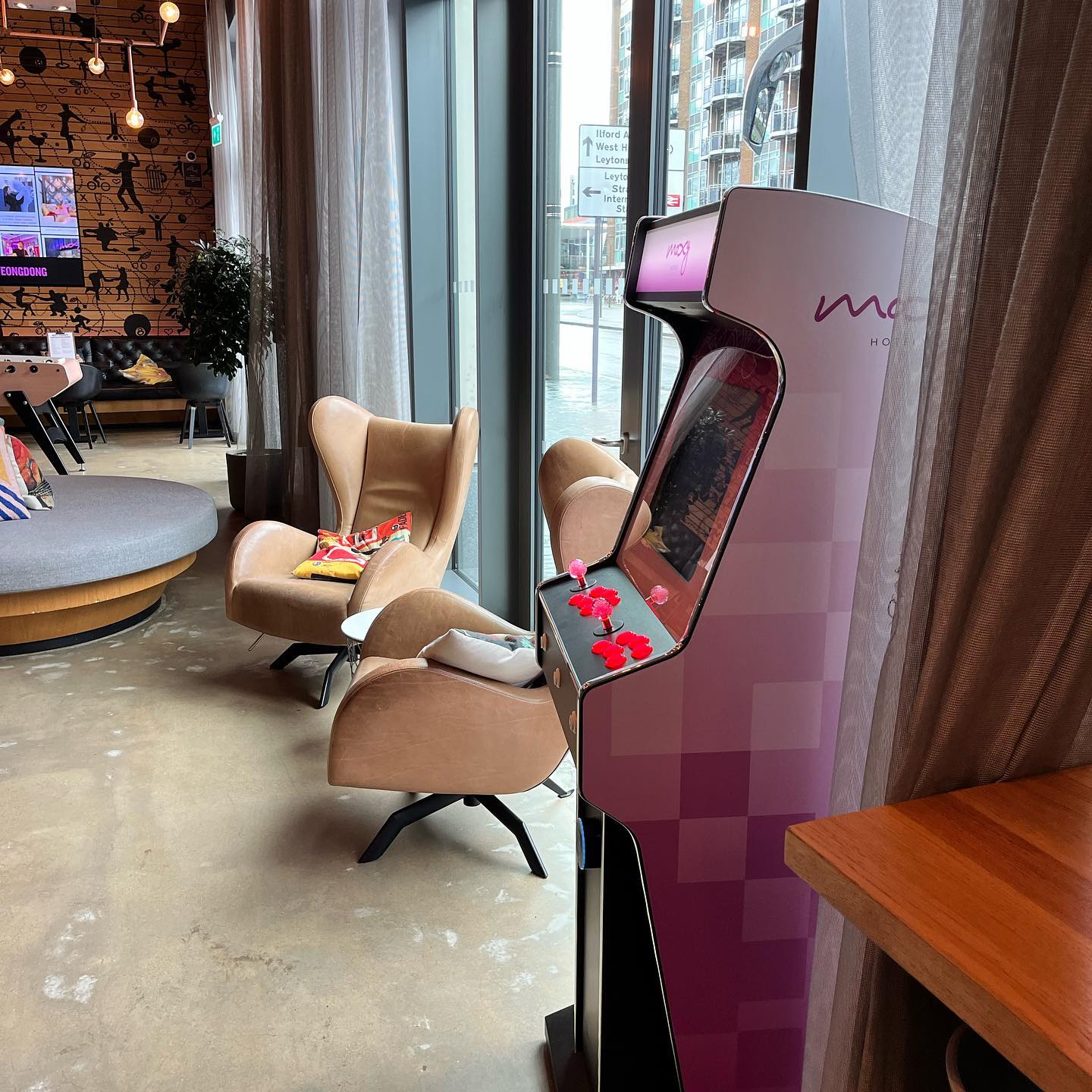 An arcade cabinet placed in a hotel lounge.